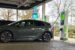 Voitures électriques : comment le Royaume-Uni veut compenser la baisse des taxes sur les carburants